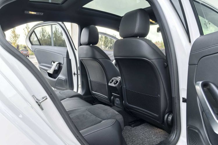 奔驰A级 2022款 改款二 A 200 L 运动轿车时尚型中控内饰7007