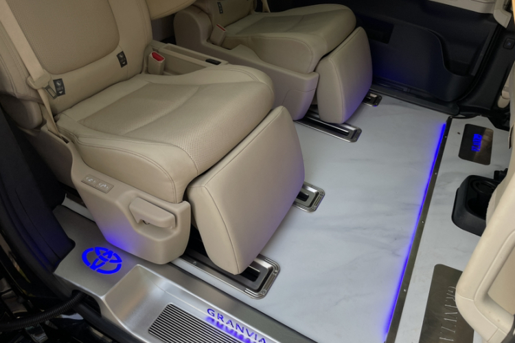 丰田 格瑞维亚 2022款 2.5L混动 尊爵版中控内饰7015