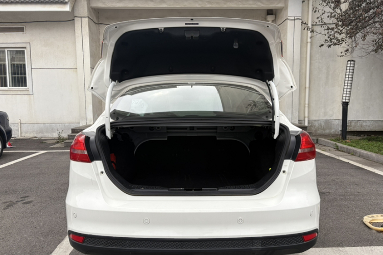 福特 福克斯 2018款 三厢经典 EcoBoost 125 自动超能风尚型智行版车身外观6002