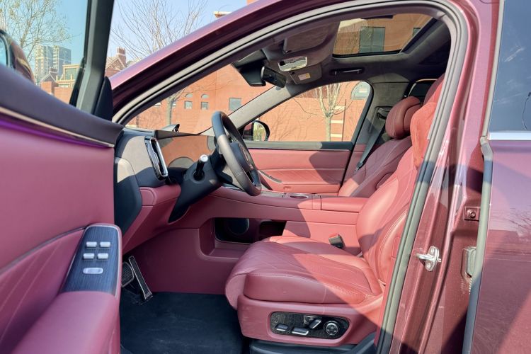 鸿蒙智行 问界M8 2025款 增程 Ultra版 53.4kWh 5座版中控内饰7001