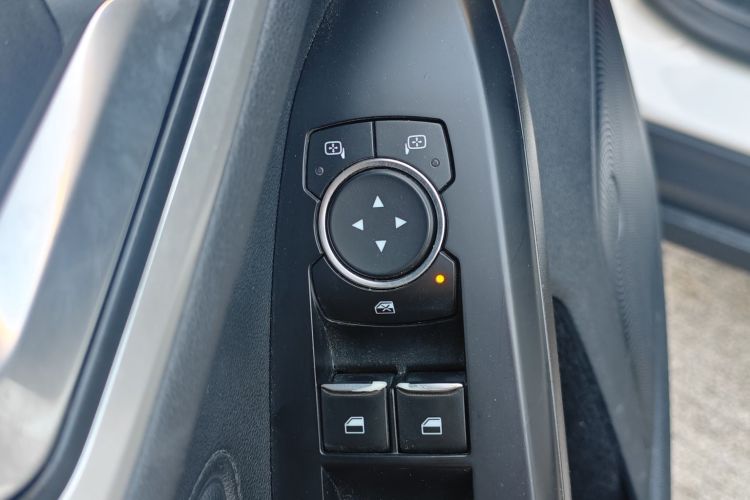 福特 福克斯 2019款 三厢 1.5L 手动锋跃型 国V中控内饰7005