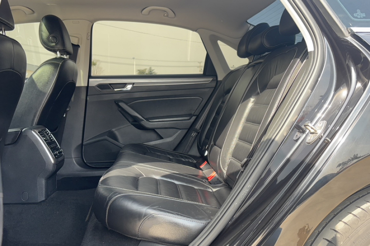 大众 帕萨特 2017款 330TSI DSG尊荣版中控内饰7004