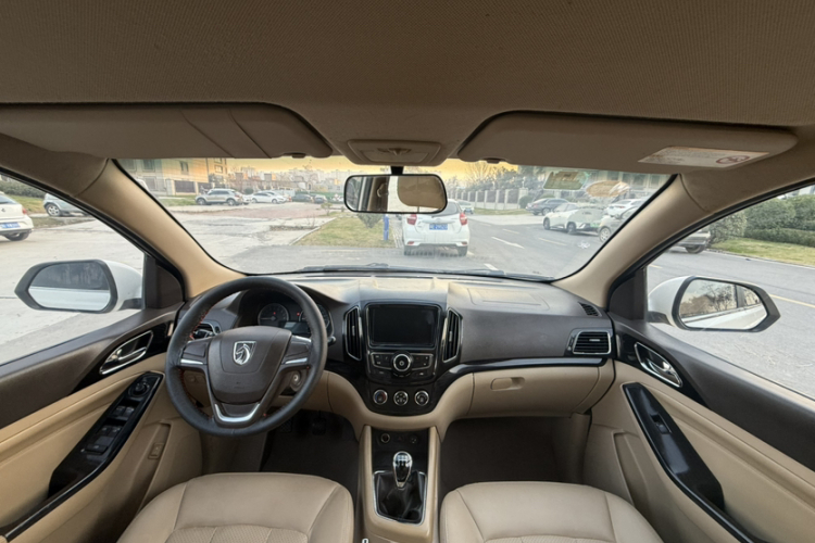 宝骏730 2014款 1.5L 手动舒适型 7座中控内饰7003