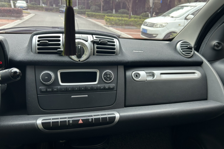 smart fortwo 2014款 1.0 MHD 硬顶城市光波激情版中控内饰7002