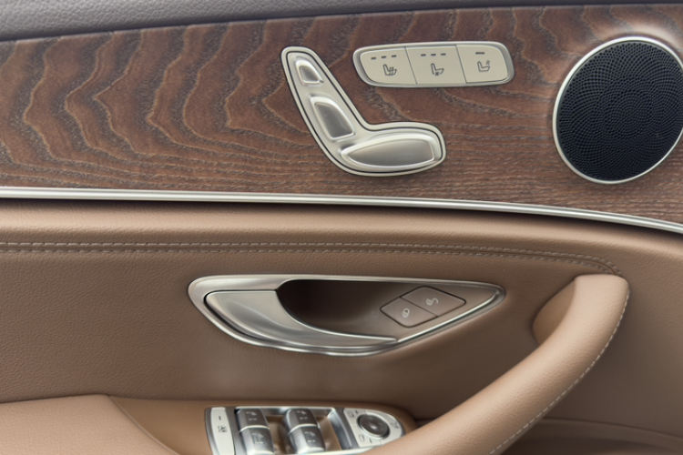 奔驰E级 2023款 E 260 L中控内饰7009