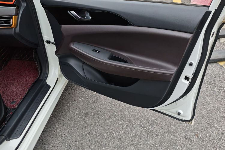 长安 逸动DT 2019款 1.6L 手动舒享型 国VI中控内饰7004