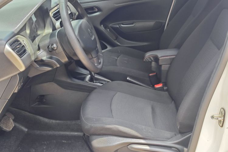 标致301 2016款 1.6L 自动舒适版中控内饰7005