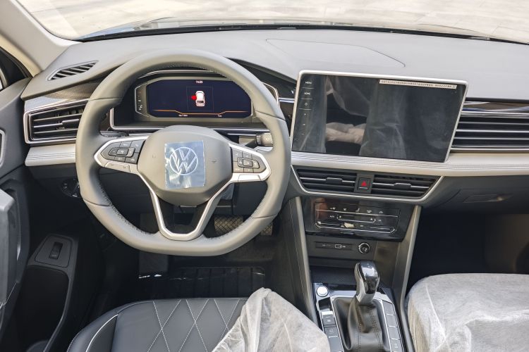 大众 途观L 2025款 出众款 300TSI 自动两驱龙腾版中控内饰7001