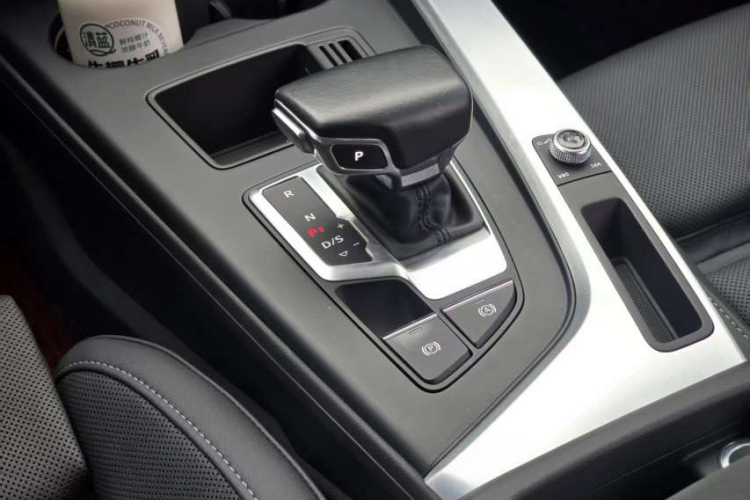 奥迪A4L 2020款 40 TFSI 豪华动感型中控内饰7008