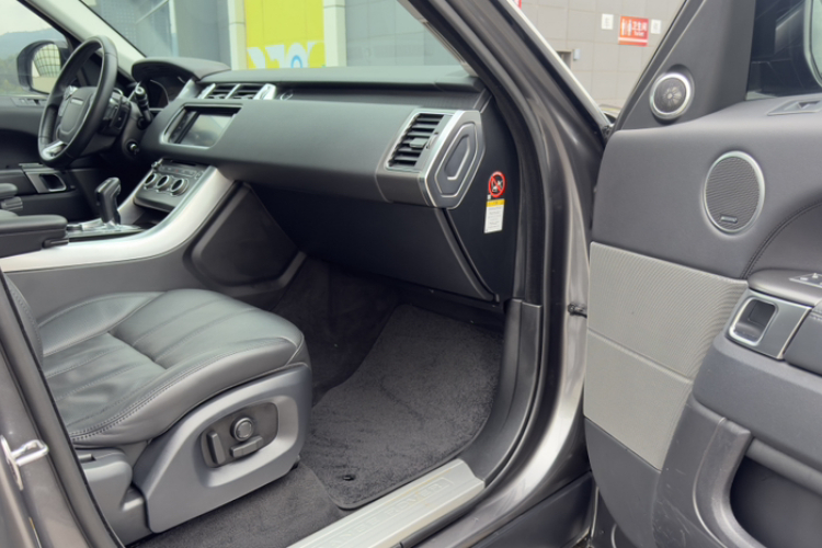 路虎 揽胜运动版 2016款 3.0 SC V6 HSE DYNAMIC中控内饰7004