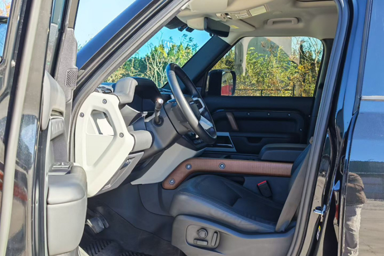 路虎卫士 2023款 改款 110 3.0T P400 暗黑特别版中控内饰7006