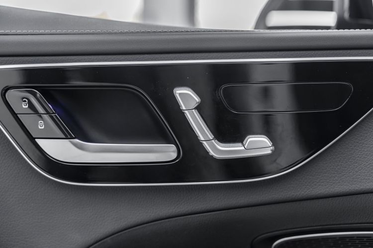 奔驰C级 2022款 改款 C 260 L 运动版局部细节9003