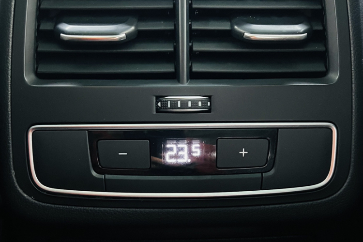 奥迪A4L 2020款 40 TFSI 豪华动感型中控内饰7010