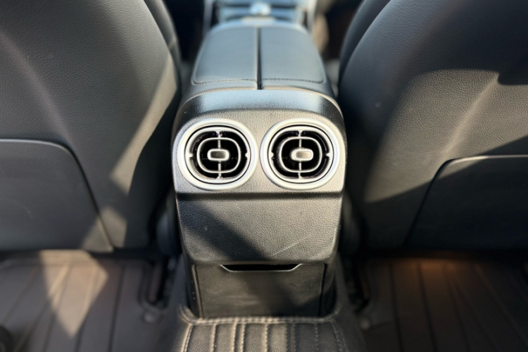 奔驰C级 2025款 C 260 L 运动版中控内饰7014