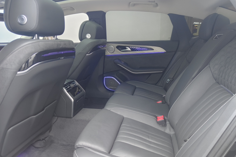 红旗H9 2022款 2.0T 智联旗畅版中控内饰7002