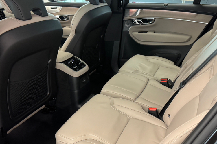 沃尔沃XC90新能源 2025款 改款 T8 智尊豪华版 7座中控内饰7010