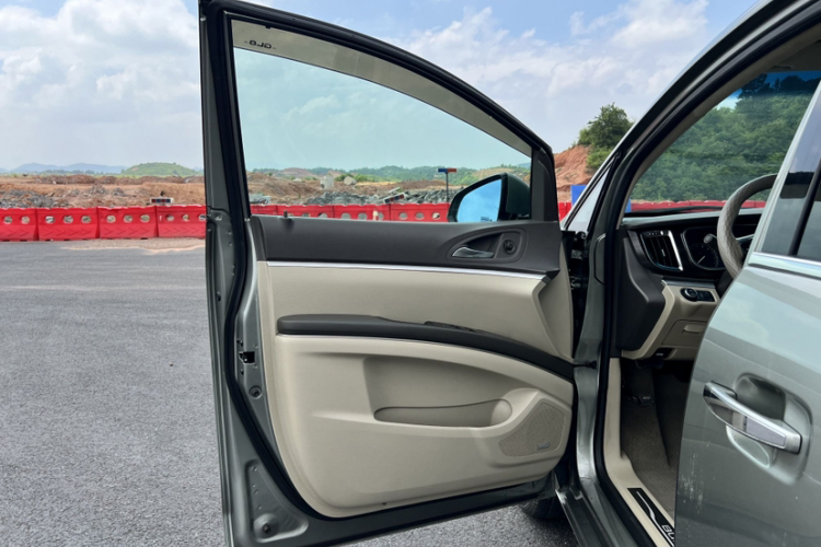 别克GL8 2013款 3.0L XT豪华商务旗舰版中控内饰7014