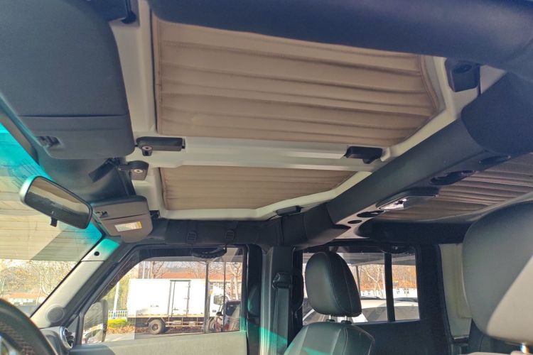 北京BJ40 2016款 40L 2.0T 手动四驱尊贵版中控内饰7004