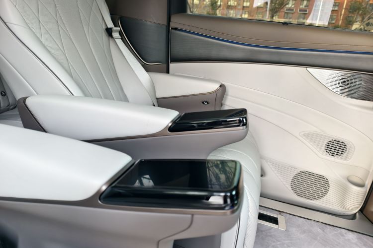 腾势D9 2022款 DM-i 970 四驱旗舰型中控内饰7011