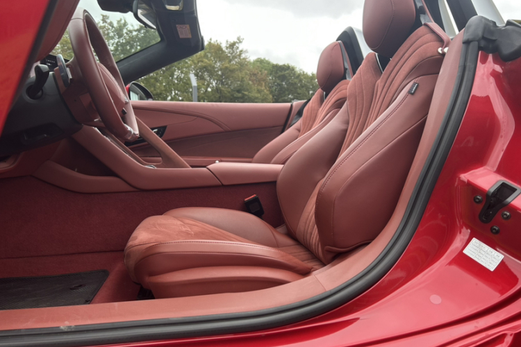 名爵 MG Cyberster 2024款 520km 传奇四驱版中控内饰7013