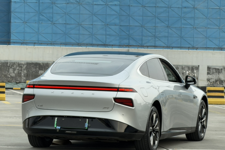 小鹏P7 2022款 670N+车身外观6008