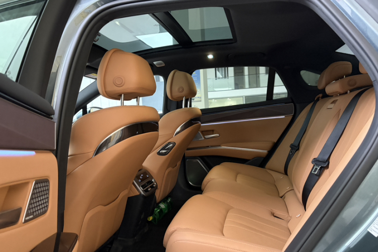 比亚迪 汉L 2025款 DM-p 四驱激光雷达旗舰型中控内饰7002