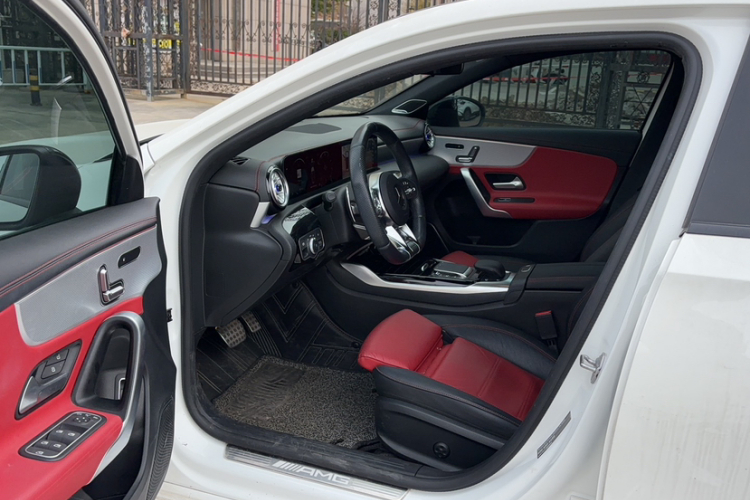 奔驰A级AMG 2023款 AMG A 35 L 4MATIC中控内饰7001