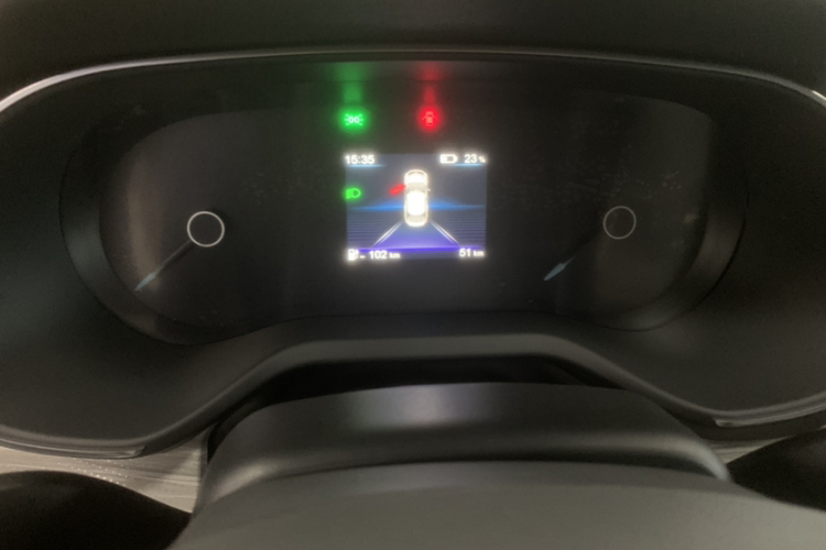 红旗E-QM5 2025款 500km 出行版中控内饰7001