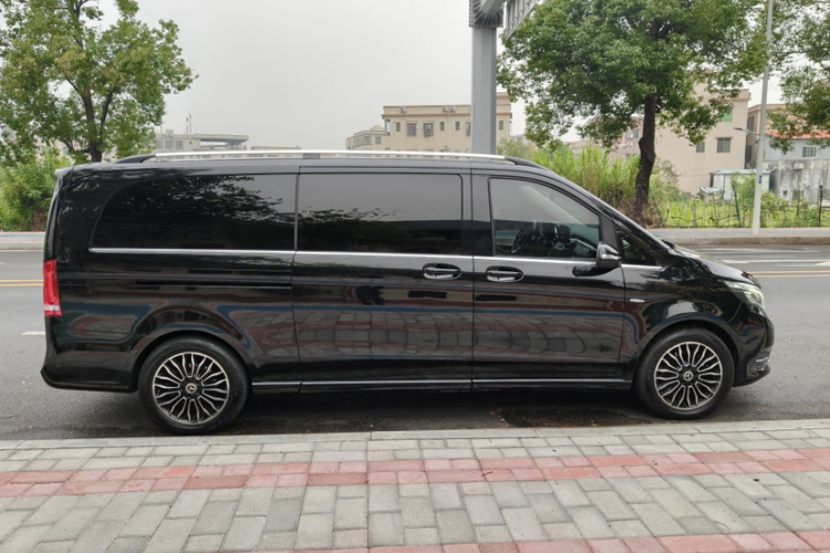 奔驰V级 2018款 V 260 L 尊贵加长版 国VI车身外观6011