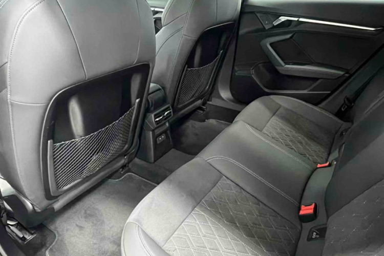 奥迪A3 2024款 A3L Limousine 35 TFSI RS套件燃速型中控内饰7004