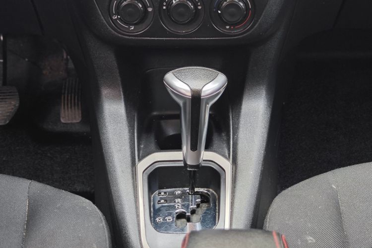 标致301 2016款 1.6L 自动舒适版局部细节9008