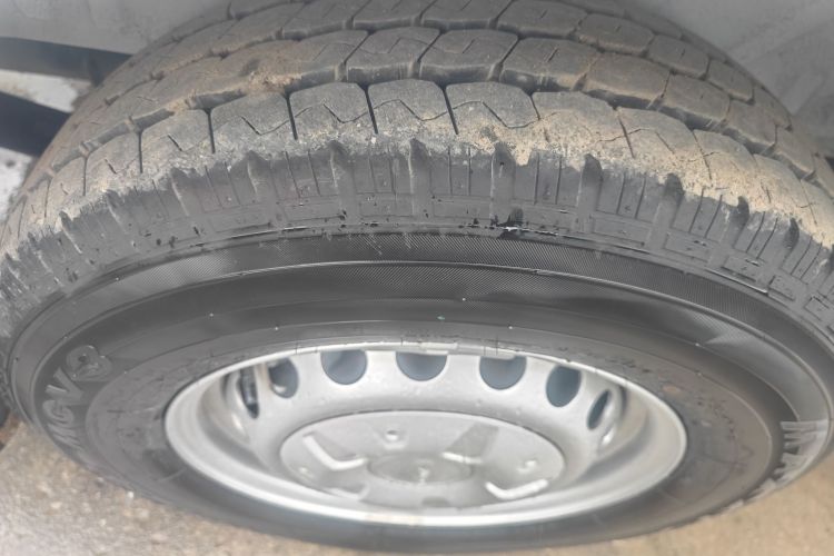 福特 全顺 2023款 2.0T柴油手动多功能商用车中轴低顶5/6座车身外观6008