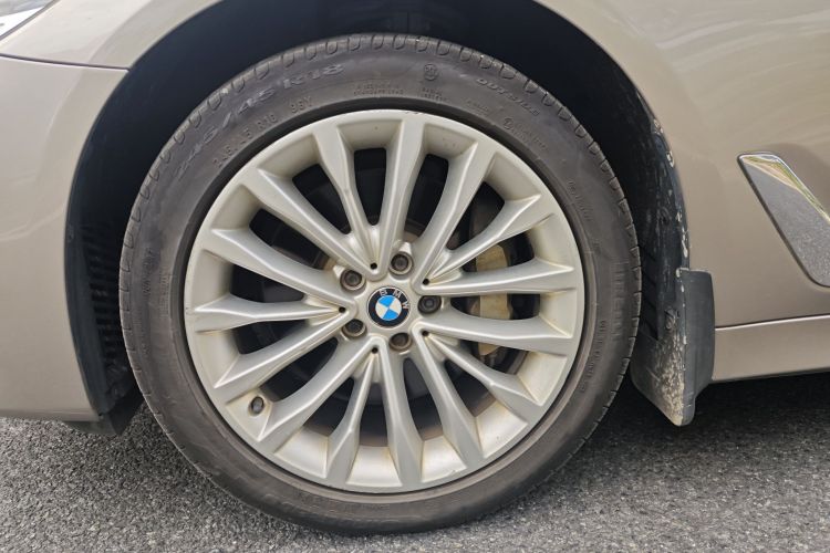 宝马5系 2018款 改款 530Li 领先型 豪华套装车身外观6003