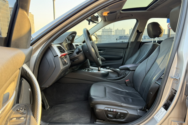 宝马3系 2014款 320i 时尚型中控内饰7011