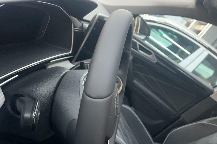 大众 途观L 2025款 出众款 300TSI 自动两驱龙腾版中控内饰7003