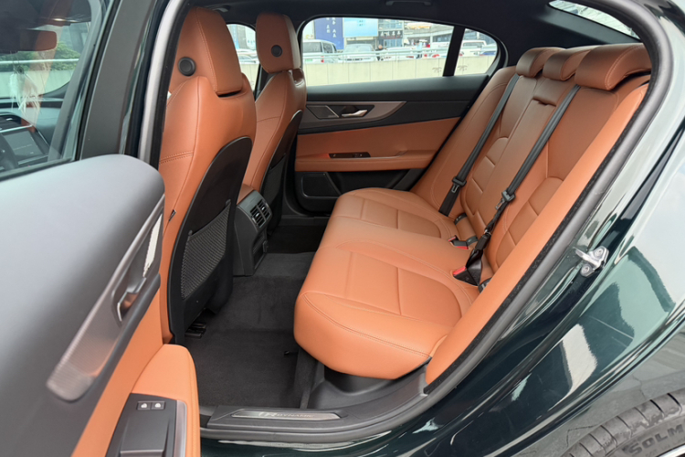 捷豹XEL 2022款 2.0T 250PS R-DYNAMIC S进取运动版中控内饰7001