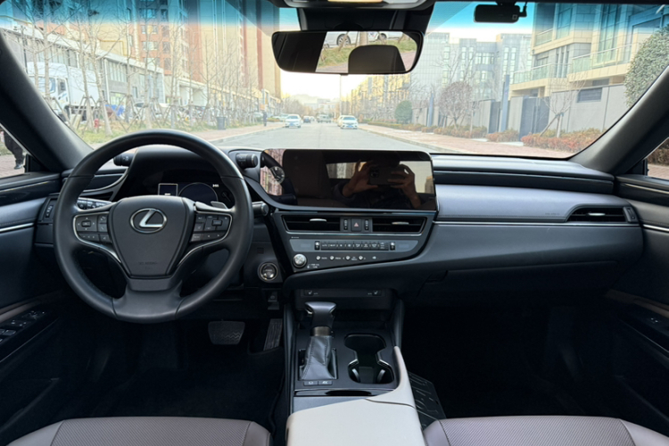 雷克萨斯ES 2022款 300h 卓越版中控内饰7001