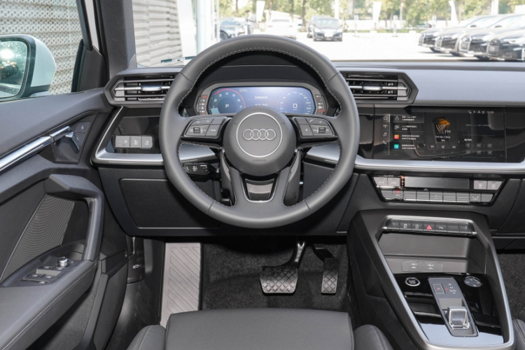 奥迪A3 2024款 A3L Limousine 35 TFSI 时尚运动型中控内饰7001