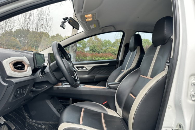 思皓 花仙子 2021款 集美版 302km 时尚型中控内饰7005