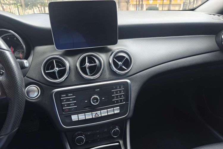奔驰GLA 2018款 GLA 200 动感型中控内饰7012