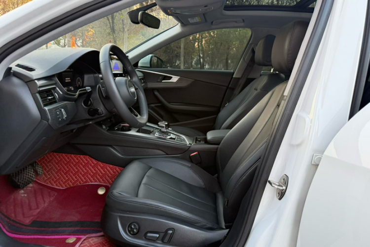 奥迪A4L 2022款 40 TFSI 豪华致雅型中控内饰7003