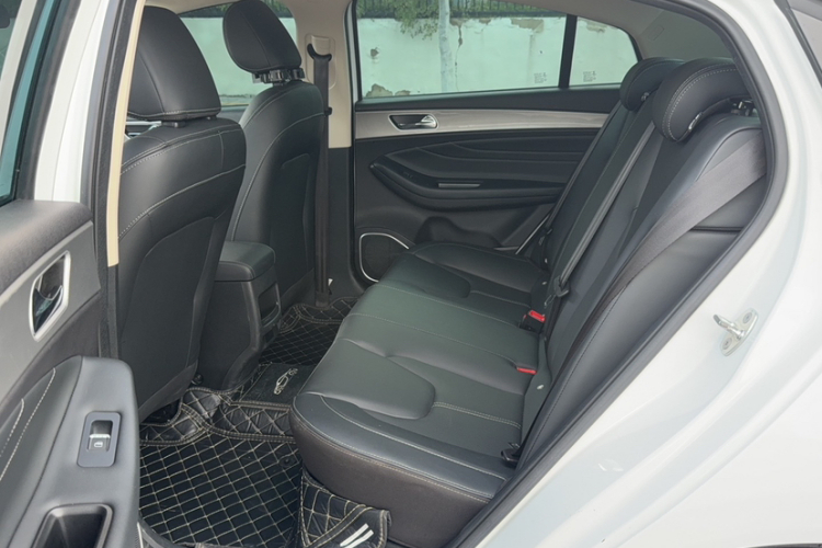 奇瑞 艾瑞泽5 2019款 改款PRO 1.5L 手动青春版 国VI中控内饰7003