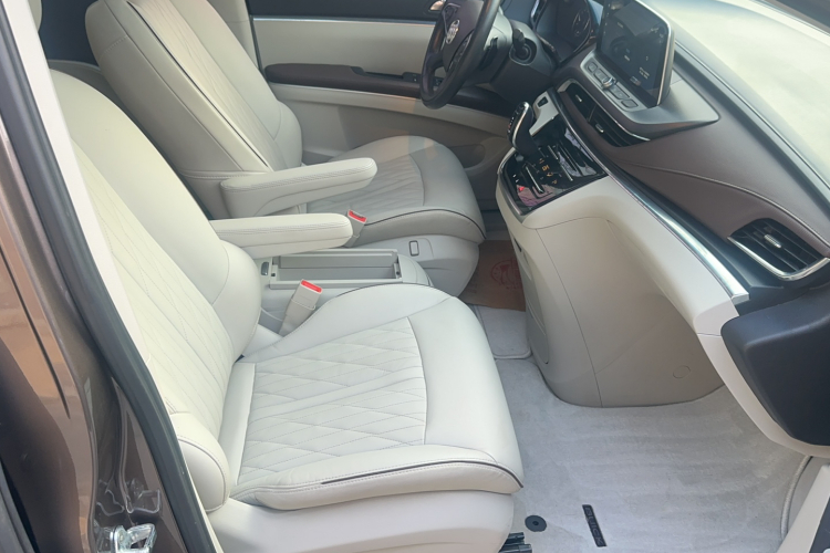 别克GL8 2022款 陆上公务舱 652T 豪华型中控内饰7004