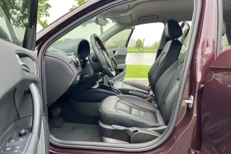 奥迪A1 2014款 30 TFSI Sportback时尚型中控内饰7007