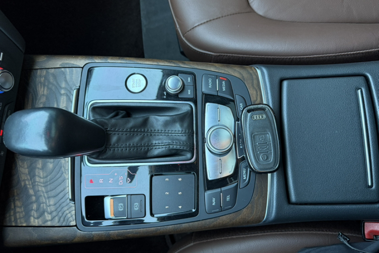 奥迪A6L 2018款 30周年年型 45 TFSI quattro 运动型中控内饰7012