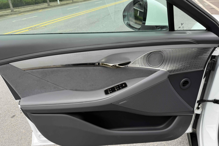 岚图汽车 岚图追光 2024款 PHEV 四驱超长续航行政版中控内饰7013