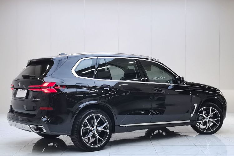 宝马X5 2023款 xDrive 30Li 尊享型M运动套装车身外观6005