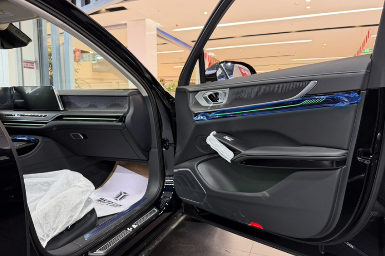 红旗H9 2025款 2.0T 两驱旗享豪华商务版 5座中控内饰7007