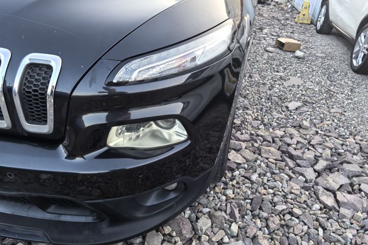 Jeep 自由光 2016款 2.0L 优越版车身外观6007