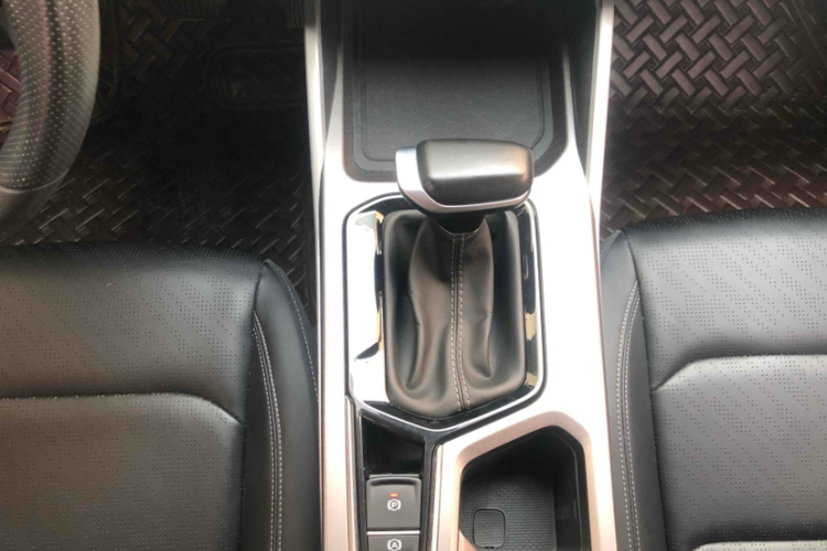 吉利汽车 帝豪 2023款 第4代冠军版 1.5L CVT豪华型中控内饰7004